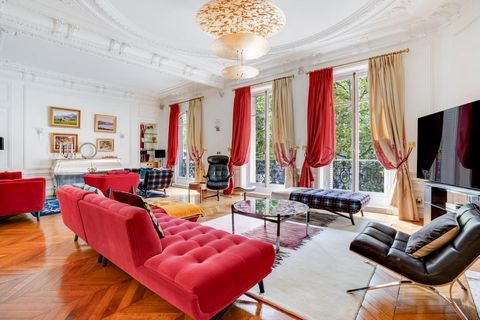 In the Avenue des Ternes and Parc Monceau district, this 251 m2 apartment is in perfect condition, with spacious rooms and rich Haussmann-style features. The south-facing apartment is organized as follows: entrance hall, guest toilet, large reception...
