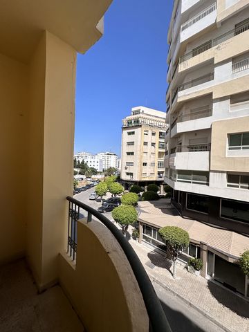 Century 21 offers you a spacious 5-room apartment for sale in the administrative district, offering a spacious living room, 4 bedrooms including a master suite with dressing room and bathroom, 2 bathrooms, 1 toilet, 2 balconies and a terrace. This ap...