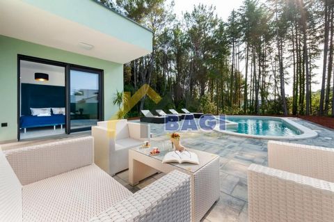 GELEGENHEIT - NEU GEBAUTE VILLA IN ROVINJ, 700 m VOM MEER ENTFERNT Wir verkaufen ein 140 m² großes, ebenerdiges Niedrigenergie-Villenhaus mit einem 24 m² großen Pool auf einem 576 m² großen Grundstück. in einem ruhigen Teil der Stadt, umgeben von vie...