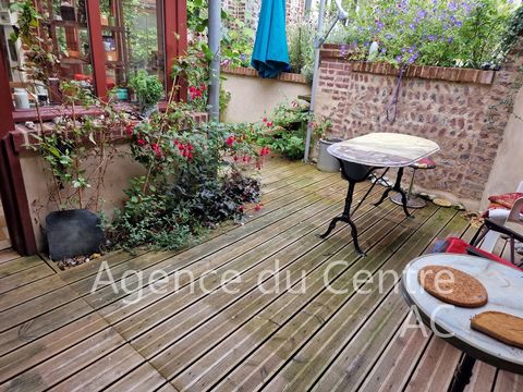 Wij bieden aan om u te begeleiden bij de aankoop van dit mooie huis dat volledig is gerenoveerd aan het strand met een kleine buitenkant in de stad Yport. Het huis heeft een entree, een aparte keuken die uitkomt op een mooi terras, een woonkamer van ...