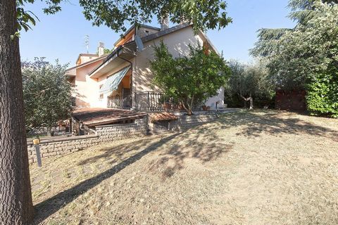 Villa confortable à Vitorchiano : confort et commodité dans un emplacement pratique Description: Bienvenue dans cette villa à Vitorchiano, un lieu où confort et praticité s'unissent pour créer l'environnement idéal pour votre vie. Cette villa jumelée...