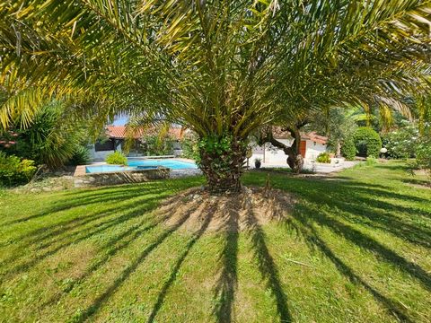 À Vendre : Magnifique Maison Landaise de Caractère 170 m² Terrain Arboré de 6250 m² avec Piscine à Samadet (40) Venez découvrir cette authentique maison landaise de 170 m² nichée dans un écrin de verdure à Samadet, un charmant village des Landes. Éri...