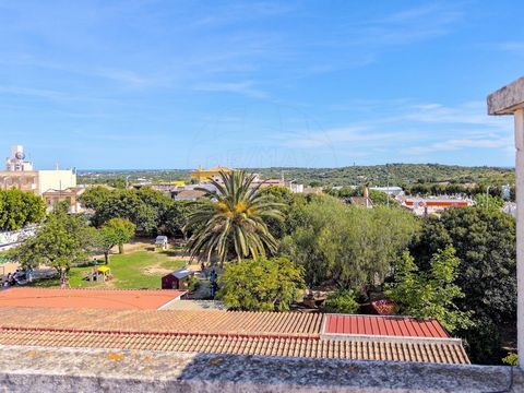 Description Located in the heart of Moncarapacho, this 3-bedroom apartment offers comfort and accessibility, close to schools, supermarkets and other essential amenities. Only 22 minutes from Faro International Airport, with quick highway access and ...