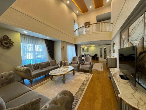 Luxe 6+1 appartement te koop in Antalya, met unieke kenmerken Details van de woning: Grootte: 350m² Indeling: 6+1 Woonkamer: Galerijruimte met 6 meter hoogte Ontwerpen: Bijzondere architectuur Verwarming: Aardgas en vloerverwarming Keuken: Encastre o...