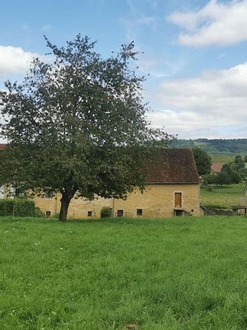 Te koop lijfrente bewoond zonder huur, boerderij in een dorp in de buurt van Lons Le Saunier. Op 3500 m² grond met rivier biedt deze woning 103 m² woonoppervlak (woonkamer, twee grote slaapkamers, inloopdouche, parketvloeren) en 400m² bijgebouwen die...