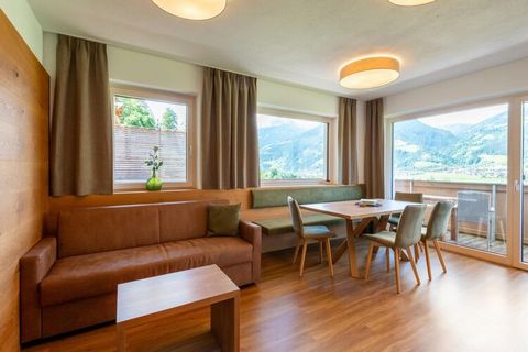 El apartamento en Hart im Zillertal con bonitas vistas dispone de 2 dormitorios, cada uno con una cama doble y uno de ellos con una cama individual adicional. El piso ofrece espacio para 5 personas y es ideal para unas vacaciones de deportes de invie...