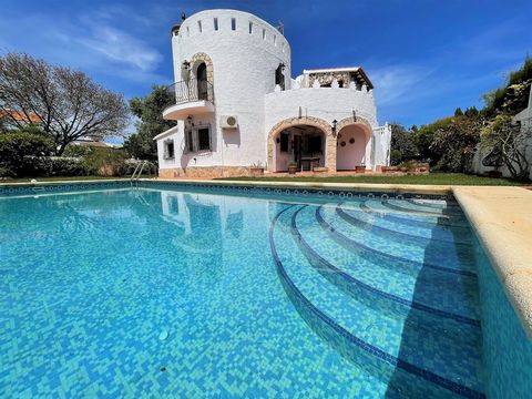 Une belle villa dans un endroit unique. Cette belle villa a été rénovée avec goût à l'étage et est située en 1ère ligne de mer à seulement 200 mètres de la plage de Denia. Le grand jardin avec un système d'irrigation automatique et un puits privé vou...