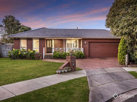 Entdecken Sie Ihr perfektes Familienhaus in 4 Densham Court, Wantirna South. Dieses wunderschön gestaltete Anwesen bietet ein geräumiges und komfortables Wohnerlebnis mit 3 Schlafzimmern, 2 Bädern und einer großzügigen Doppelgarage. Treten Sie ein un...