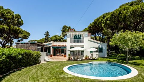 Charming traditional-style villa with swimming pool , on a 1000 m² plot, located in the centre of Vilamoura , Algarve . On the first floor, at the entrance, we find a vestibule, which directs us to the fantastic and spacious living room with a firepl...