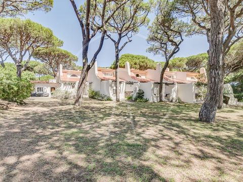 Moradia V1 totalmente mobilada, decorada e equipada a estrear na Quinta da Marinha. Apresentamos esta moradia pronta a habitar que beneficiou de uma remodelação integral ao nível interior e exterior e que se encontra mobilada e decorada com muito bom...