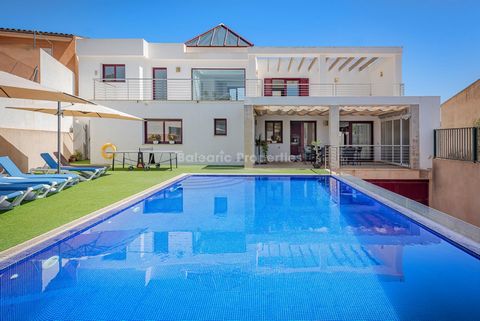 Stylish villa with rental license, infinity pool and fantastic views on the edge of Felanitx town This unique villa is offered for sale in a peaceful location on the outskirts of Felanitx town and within easy walking distance of all local amenities. ...