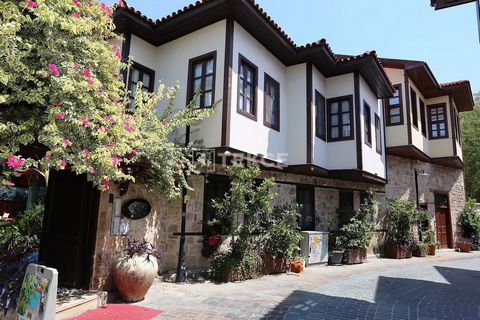 Historisch huis in de oude stad, dicht bij de zee in Antalya Het huis bevindt zich in een van de meest aantrekkelijke gebieden in Antalya, de oude stad. Deze historische nederzetting, die dateert uit de Romeinse tijd, trekt elk jaar miljoenen toerist...