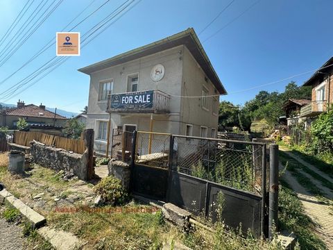 MAISON UNIFAMILIALE À DEUX ÉTAGES DANS LA VILLE DE BELITSA. Local Property Expert a le plaisir de vous présenter une maison avec un terrain dans la ville de Sliven. Belitsa. Le terrain a une superficie totale de 264 m². Il y a une maison de deux étag...