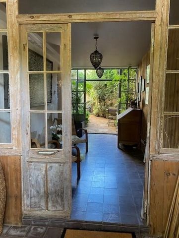 Muy cerca del puerto de Ars en Ré, magnífica casa de pueblo con el encanto y la autenticidad de antaño. También se ha cuidado especialmente la decoración cálida y contemporánea. Una acogedora sala de estar con su chimenea, un comedor y una cocina con...