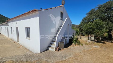 Cette propriété est située dans la région de Sapeira, à côté du réservoir d’Odelouca, dans la municipalité de Silves. Comprenant 2 chambres, cuisine, salle de bain, garage et terrain d’environ 1000m2. À environ 3 km du village de São Marcos da Serra,...