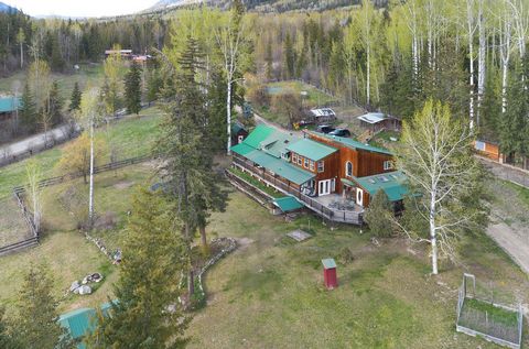 Avec une vue panoramique imprenable sur toute la vallée de North Thompson, ce terrain de 24 acres dispose d’une maison en bois rond accentuée de poteaux et de poutres tout au long du niveau principal. La cuisine et la salle à manger spacieuses et lum...