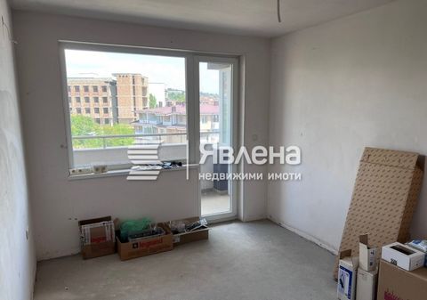 Yavlena vende un apartamento de 3 habitaciones en un edificio nuevo detrás de Billa 1. El apartamento consta de 2 dormitorios y una sala de estar con una caja, un baño con inodoro y una terraza, orientada al norte/sur. El apartamento ha sido renovado...