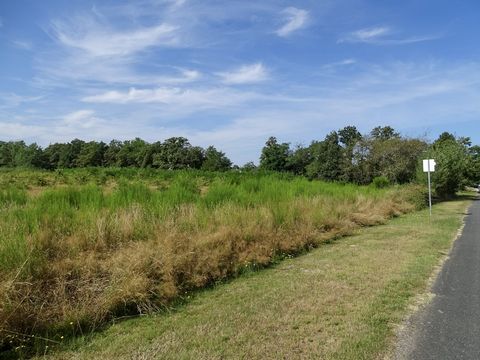 Situé sur le charmant territoire de Saint-Julien-Sur-Cher, ce terrain constructible (non viabilisé) représente une opportunité idéale pour concrétiser votre projet immobilier. Avec une vaste superficie de 4000 m2, ce terrain offre un espace généreux ...