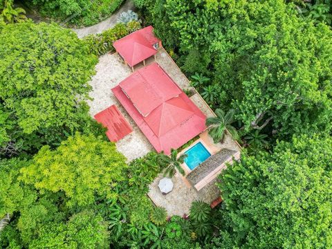 Immersa nella tranquilla e sicura comunità residenziale di Loma Verde, Casa Pochote è un'affascinante casa con 3 camere da letto che trasmette perfettamente l'essenza della vita tropicale. Idealmente situata tra Buena Vista e la spiaggia di Samara, q...