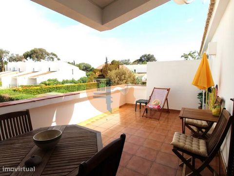 Vilamoura! Apartment with Terrace of 20m2 in Condominium with Swimming Pool! Located in a residential area of Vilamoura, surrounded by green spaces, just a few minutes from the beaches and the marina. This apartment consists of an entrance hall, a li...