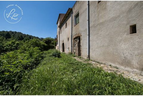 Dit charmante rustieke huis in Les Escaules is perfect voor diegenen die aan een rehabilitatieproject willen beginnen. De woning bestaat uit twee verdiepingen die niet met elkaar zijn verbonden, maar met de mogelijkheid om ze tijdens het renovatiepro...