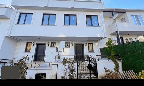 Opportunity Triplex villa te koop in Silivri Selimpaşa Een niet te missen kans in deze periode waarin nieuwe en vrijstaande plekken in de mode zijn.... Betaalbaar in vergelijking met vergelijkbare Zero villa's De bouwplaats van het gebouw is in 2023 ...