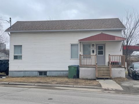 Two or more storey house with 4 bedrooms and 2 bathrooms, ideally located close to all services and the CEGEP. Ideal property for investor or first time buyer. INCLUSIONS Light fixtures. EXCLUSIONS Blinds, dishwasher (without replacement panel), shed...