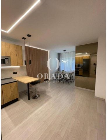 Dit appartement is gelegen in het centrum van Andorra la Vella, zeer dicht bij de Pyreneeën, met een totale oppervlakte van 53 m² verdeeld in eenpersoonskamer, tweepersoonskamer, badkamer, keuken en woonkamer. Het onderscheidt zich door zijn recente ...