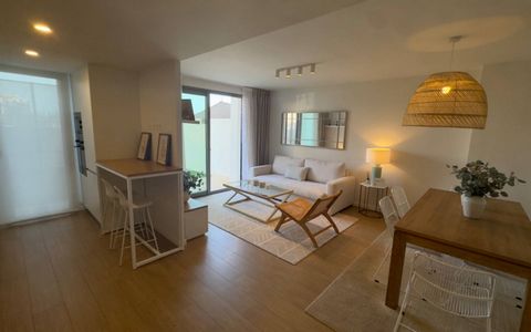 Apartamenty w Denia, Costa Blanca, Alicante Ta nowa inwestycja budowlana z widokiem na Montgó i zaledwie 500 metrów od przystani, składa się z 65 domów, z 1, 2, 3 i 4 sypialniami z garażem, komórką lokatorską i doskonałymi częściami wspólnymi. Wszyst...