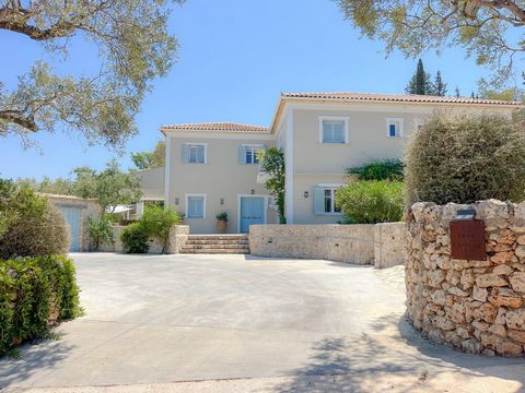 In den Peligoni-Hügeln im Norden von Zakynthos liegt diese wunderschön gepflegte zweistöckige Villa mit unglaublicher Terrasse und weitem Meerblick. Das Anwesen hat ein modernes Finish, wobei seine traditionellen Elemente beibehalten wurden. Alles wu...