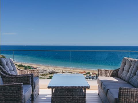 Eingebettet in eine prestigeträchtige private Eigentumswohnung, die sich im obersten Stockwerk mit Panoramablick über das Meer und nur wenige Schritte vom schönen Strand von Porto de Mós entfernt befindet, liegt diese bemerkenswerte Luxusimmobilie. B...