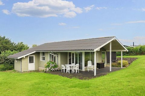 Willkommen in diesem leicht erhöht gelegenen Ferienhaus mit herrlichem Ausblick zum Wasser und direktem Zugang zum nur 300 m entfernten Strandufer. Liegt umgeben von ruhiger und ungestörter Landschaft, ideal für einen erholsamen Urlaub mit Familie od...