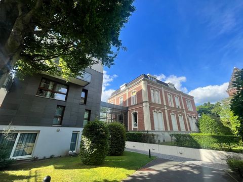 Dans un ancien hôtel particulier entièrement rénové à Roubaix, magnifique appartement T3 en angle et trés lumineux de 55 m2 avec de belles hauteurs sous plafond. L'intérieur compte un espace de vie avec une cuisine équipée, 2 chambres avec dressing, ...