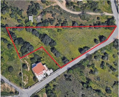 Building land Located 400m from the center of Armação de Pêra and less than 1km from the beach. This plot of land measuring approximately 6064m2 is registered for an urban plot, allowing urban development or the construction of a tourism development ...