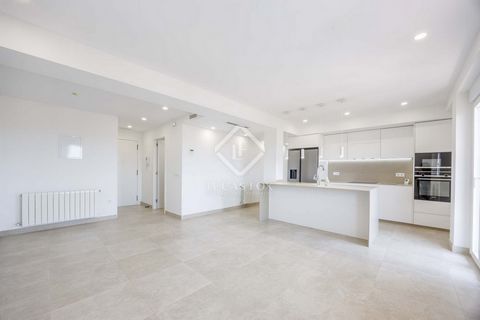 Lucas Fox presents this exclusive renovated apartment for rent in the wonderful neighbourhood of El Carmen, in Valencia. At the entrance of the property, we find a spacious living-dining room that includes an integrated kitchen diner equipped with hi...