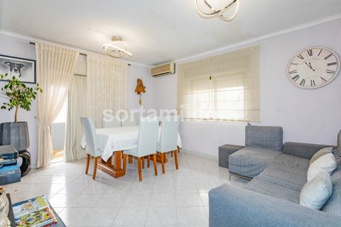 Excellent apartment with three bedrooms in the area of Quarteira! The apartment comprises a living room, kitchen, three bedrooms, two bathrooms, one glazed in balcony and another balcony surrounding the apartment. The apartment has air conditioning i...