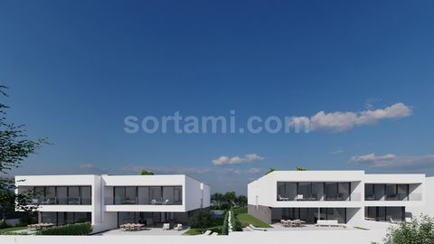 Eccezionale villa bifamiliare con 4 camere da letto a Lagos! Questa fantastica villa su un terreno di 642 m2, con una superficie utile di 262 m2, in una zona privilegiata di Lagos e con viste mozzafiato, sarebbe un´ottima opzione per realizzare il vo...