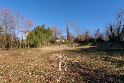 FRANCHEVILLE LE BAS - PROCHE TASSIN. Dans un environnement calme et verdoyant au fond d'une impasse, terrain constructible ET divisible d'une surface de 1258 m². Dossier complet sur simple demande concernant le projet de division en 2 lots. Possibili...