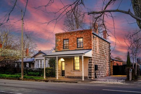 Een zeldzaam meesterwerk in 19e eeuw arduinen dat de afgelopen 18 maanden een minutieuze transformatie heeft ondergaan. Dit huis is ontworpen door een visionair team en combineert naadloos zijn rijke erfgoed met moderne luxe en Feng Shui-principes. G...