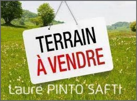 À Cauroy, agréable village proche de toutes commodités à 20 minutes de Vouziers, 30 minutes de Rethel et Reims, venez découvrir ce magnifique terrain à bâtir. Situé au coeur de la commune, il a une superficie d'environ 1340m2 avec une façade de 21 mè...