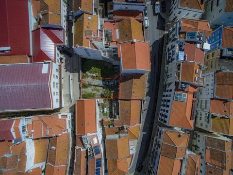 Descripción Lote de terreno para apartamento para construcción. El terreno permite 3 pisos, con posibilidad de agregar uno más si es para uso turístico, en la zona histórica, y más típica de Nazaré. Al otro lado de la calle aún queda una planta baja ...