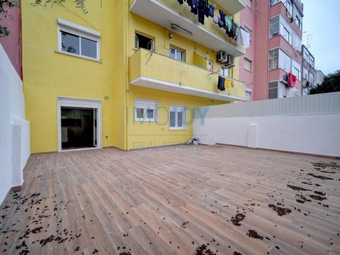 Fantástico apartamento com um quarto, totalmente remodelado, e com um enorme terraço! Este apartamento é composto por um espaço bastante amplo de sala de estar que se encontra em open space com a cozinha. A cozinha encontra-se totalmente equipada com...