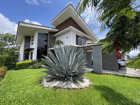 Luxueuse maison de deux étages à vendre à Hacienda Los Reyes Découvrez cette superbe maison de deux étages située dans la prestigieuse communauté fermée de l’Hacienda Los Reyes . Offrant des finitions de luxe et des espaces de vie spacieux, cette pro...