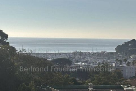 Dans une résidence au calme proche du centre-ville (5 min à pied) bel appartement très lumineux de 54.13 m² traversant avec belle vue MER et PORT et 2 terrasses. L'appartement se compose d'une entrée, un séjour ouvert sur une terrasse vue MER, une cu...