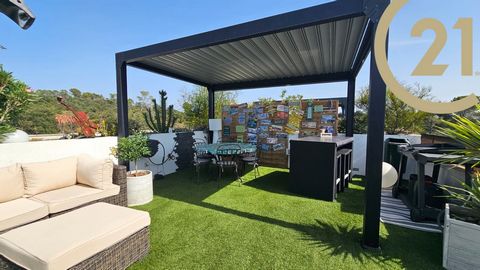 VENTE - FREJUS - CAPITOU - Localisé dans un quartier calme, proche des commerces et de l'autoroute, venez découvrir ce bel appartement toit terrasse de 76m2 dans une résidence sécurisée de 2011. Il se compose de la façon suivante : une entrée avec pl...