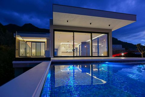 This extraordinary single-story villa, located near the Miradouro do Guindaste, stands out for its exclusive location and breathtaking views of the sea and mountains. With a modern and functional design, this one-floor villa offers three bedrooms, al...