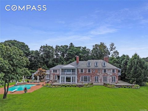 Faites l’expérience d’un luxe inégalé avec ce chef-d’œuvre géorgien de la Gold Coast, parfaitement situé sur plus d’un acre de front de mer privé, à mi-chemin des Hamptons. Ce domaine de 4 chambres et 7,5 salles de bains, méticuleusement rénové en 20...