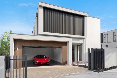 Een gloednieuw architectonisch meesterwerk, zorgvuldig samengesteld met een zeldzaam oog voor detail en uitgevoerd met het eigen niveau van zorg van een bouwer, deze ultramoderne residentie met vijf slaapkamers, vijf ensuite en studeerkamer is een pr...