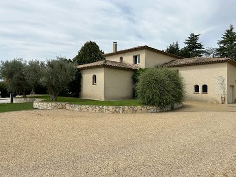 HERAULT 34680 SAINT GEORGES D'ORQUES villa de 203m² sur 1900 m² de terrain arboré avec piscine. cuisine semi-ouverte sur très belle pièce de vie de 70 m² 5 chambres dont une suite parentale au rdc avec terrasse. Terrain de pétanque, garage. chauffage...