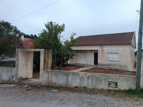 Moradia T3 térrea com terraço e armazém de 250 m2 na cave, em terreno de 8140m2, com 2 artigos urbanos e 2 artigos rústicos, possibilidade de reabilitação em Benedita, Alcobaça - Leiria. Casa de piso térreo com 2 quartos cozinha, sala e wc e aceso ao...